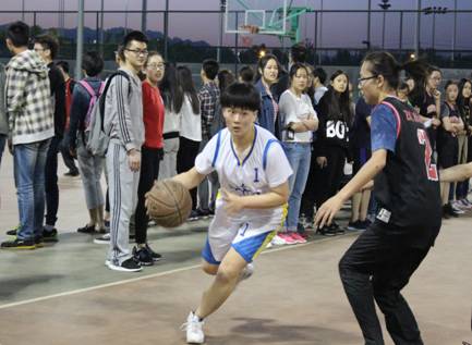 鍒樿悓甯︾悆涓婄鐬棿